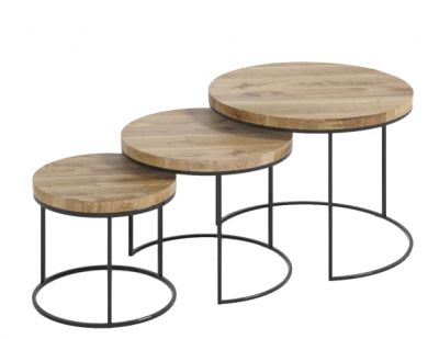 Ett Couchtisch Trebord: Set aus drei runden Beistelltischen mit Holzplatte und schwarzem Metallgestell.